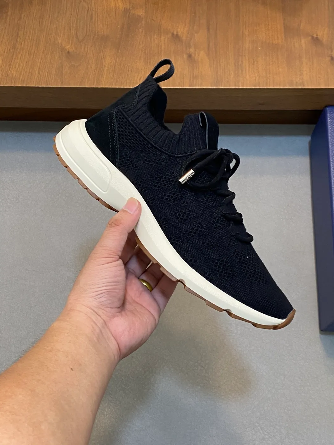 Factory price: 438💰Dior’s latest men’s fashion sneakers. This item draws inspiration from retro jogging shoes. Featuring a thick, low-top design, it features a mesh fabric upper and an ultra-light rubber foam sole. The side is decorated with an embossed "Di~r" logo. Code number: 39-44 (order 38, 45, 46)